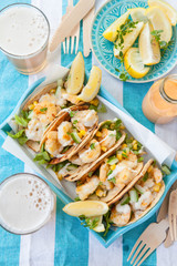 Tortilla mit Shrimps und Salat