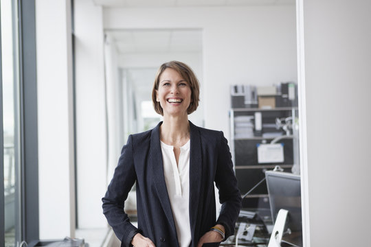 Freude,gl&uuml;cklich,B&uuml;ro,lachen,stehen,Zuversicht,Zufriedenheit