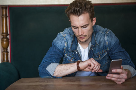 Dreitagebart,Portrait,Uhrzeit,pr&uuml;fen,Unp&uuml;nktlichkeit,Lifestyle,Freizeit
