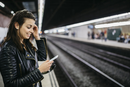 Information,lesen,l&auml;cheln,reisen,warten,Zufriedenheit,Mobilit&auml;t