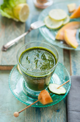 bicchiere con bevanda depurativa verde