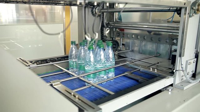 Packaging of bottles with artesian water