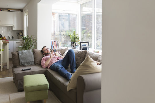 Sofa,lesen,liegen,Technologie,Textfreiraum,SMS,Smartphone