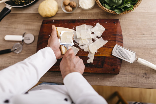 Koch,kochen,Parmesan,Nudelteig,Ravioli,Gastronomie,K&auml;se