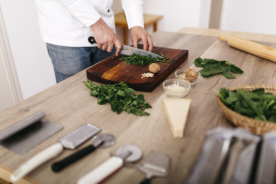 Koch,kochen,Spinat,Walnuss,Parmesan,schneiden,Ravioli