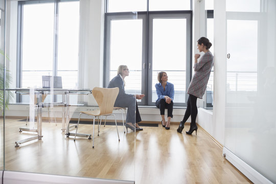 besprechen,Gemeinsam,sprechen,Fenster,h&ouml;ren,Zusammenarbeit,Spiegelung