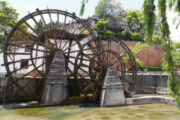 中国雲南省麗江市の旧市街地　麗江古城の水車