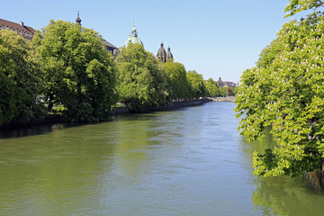 Fototapeta na wymiar Frühling an der Isar in München (Blick von der Ludwigsbrücke)