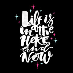 Naklejka premium Life is in the here and now concept hand lettering motivation po