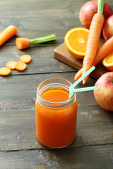 succo di frutta e verdura carote mele agrumi sfondo tavolo di cucina