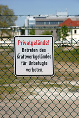 Naklejka premium Hinweisschild Privatgelände / Das Hinweisschild Privatgelände eines Kraftwerkes an einem Stacheldrahtzaun.