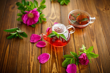 Obraz na płótnie Canvas fresh tea with rosehip 