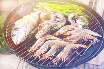 Frische Meeresfrüchte und Fisch am Grill 