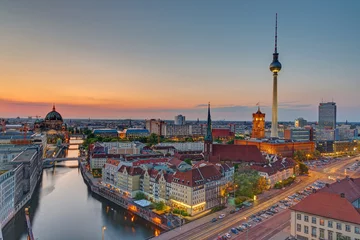Gordijnen Zonsondergang boven het centrum van Berlijn met de beroemde televisietoren © elxeneize