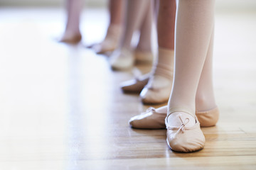 Nahaufnahme von Füßen im Ballett-Tanzkurs für Kinder