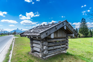 Kleine Blockhütte an der Landstraße zwischen Wallgau und Krün im bayerischen Alpenvorland
