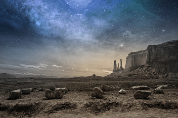 vue sur un paysage désertique rocheux au crépuscule