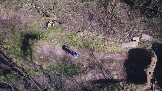Luftaufnahme von einem Mountainbikefahrer in einem Dirtpark