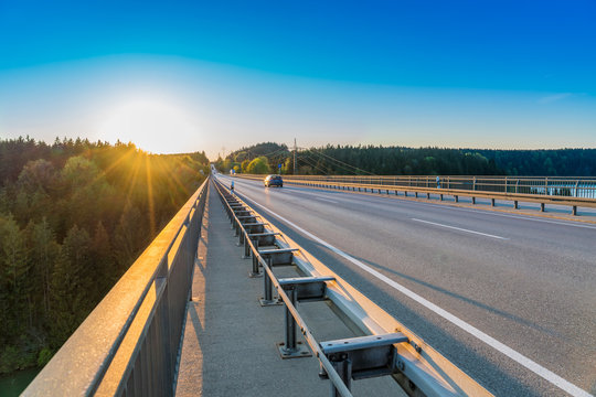 Lechtalbr&uuml;cke bei Schongau in Bayern im Sonnenuntergang