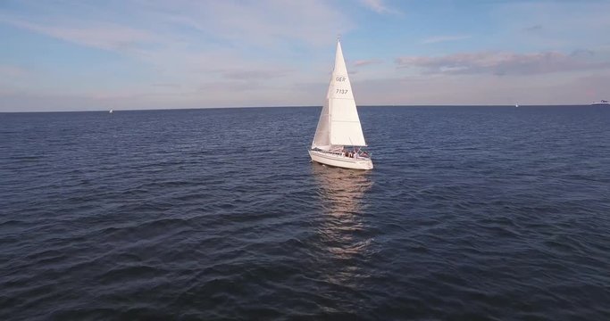 Luftaufnahme von einem Segelboot auf der Kiel Förde auf der Ostsee