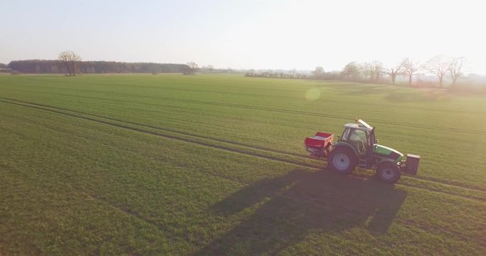 Luftaufnahme von einem Traktor im Gegenlicht