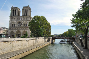 Fototapeta na wymiar View of the Notre Dame church in Paris and the river Senna - Fra