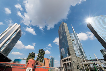 Fototapeta na wymiar Grattacieli a Milano zona Isola con cielo azzurro e nuvole bianche