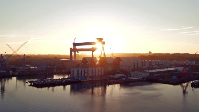 Luftaufnahme von kieler Werft im Sonnenaufgang