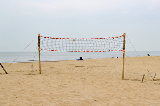 Leeres Volleyballfeld am Strand in Holland