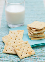 Square biscuit cracker with fresh milk in glass