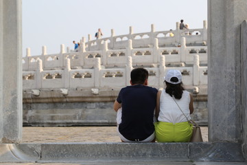 Couple d'amoureux touristes chinois assis devant et admirant le Temple d'été en Chine à Pékin