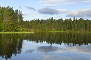 Fototapeta na wymiar Northern Finland. Sunshine on the lake