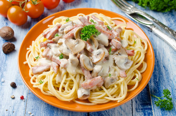 Spaghetti with Bechamel sauce, mushrooms and bacon