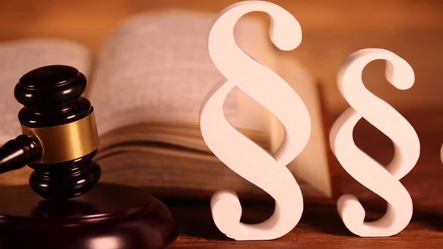 Gavel court and paragraph sign 
