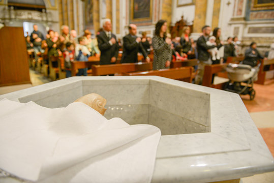 Madonna ed interno di una chiesa