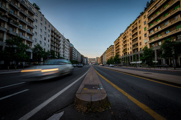 Panorama urbano cittadino con strada, segnaletica  e palazzi a Milano