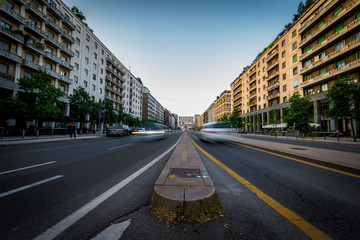 Panorama urbano cittadino con strada, segnaletica  e palazzi a Milano