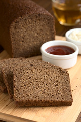 Pumpernickel Brotscheiben, fotografiert mit natürlichem Licht (Selektiver Fokus, Fokus in die Mitte der Brotscheibe)