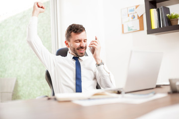 Naklejka premium Businessman just got a new client over the phone