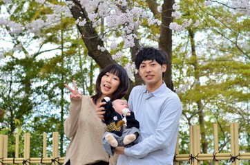 袴姿の赤ちゃんと両親