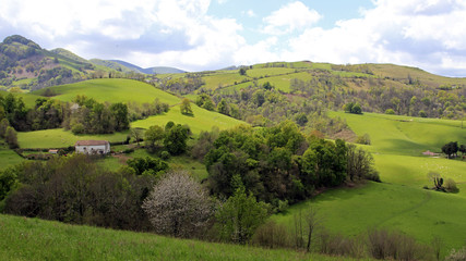 paisaje de la primera etapa del camino de santiago en los pirineos