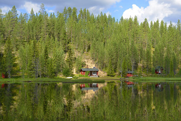 Fototapeta na wymiar Cottage on the shores of mountain lakes