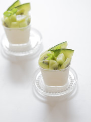 メロンとキウィのレアチーズケーキ