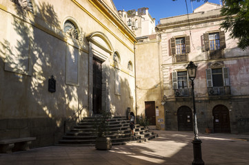 Plaza en el centro histórico de Cagliari  (Cerdeña, Italia)