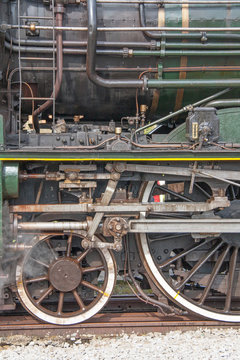 Roues et embiellage sur locomotive &agrave; vapeur