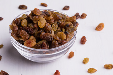 raisins in glass bowl