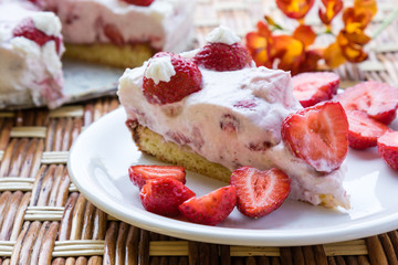 strawberry cream cake