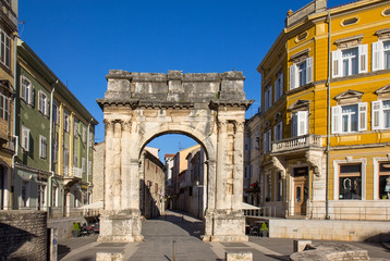 Obraz premium Golden Roman Gate (Sergius Arch) in Pula, Croatia