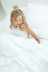Obraz na płótnie Canvas Happy kid in the morning bed 