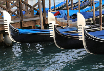 Fototapeta na wymiar Venetian gondolas moored in landing passengers